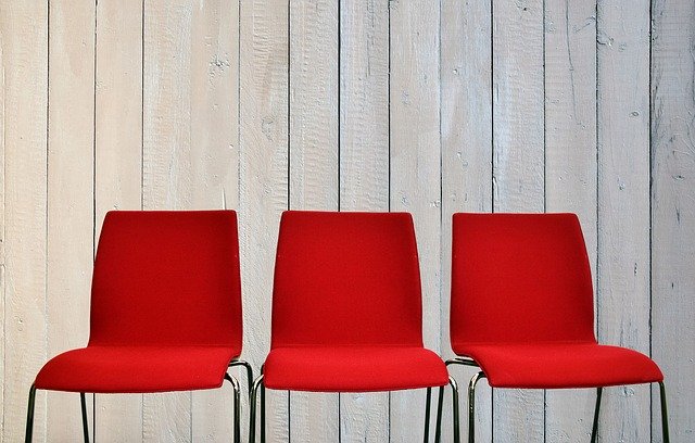 Czerwone krzesła – gdzie sprawdzą się najlepiej?